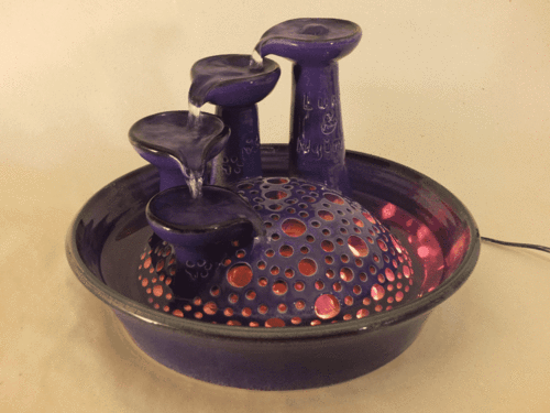 4er-Katzen-Kaskaden-Brunnen mit Licht, lila glänzend