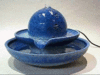 Katzen-Brunnen ohne Licht, 2-schalig, blau-creme, matt