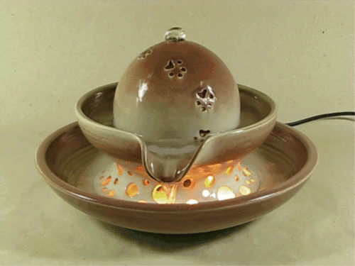 Katzen-Brunnen mit Licht, 2-schalig, creme-rehbraun, matt