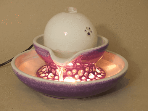 Katzen-Brunnen mit Licht, 2-schalig, lila-weiß, glänzend