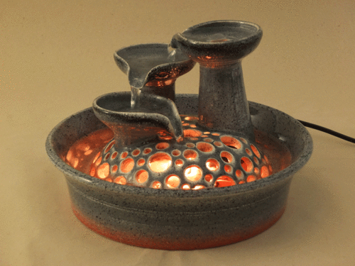 3er-Katzen-Kaskaden-Brunnen mit Licht, rot-graueffekt, glänzend