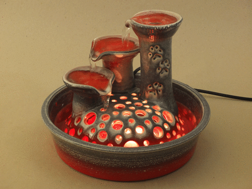 3er-Katzen-Kaskaden-Brunnen mit Licht, hellrot-grau, glänzend