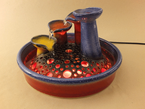 4er-Katzen-Kaskaden-Brunnen mit Licht, gelb-orange-rot-blau, glänzend
