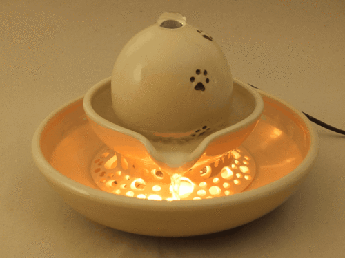 Katzen-Brunnen mit Licht, 2-schalig, creme glänzend