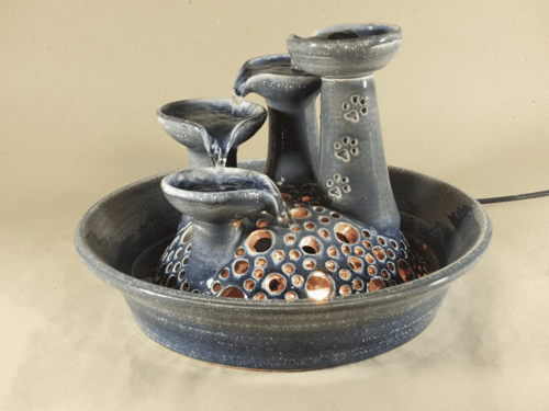 4er-Katzen-Kaskaden-Brunnen mit Licht, nachtblau mit Übergang nach grau, glänzend