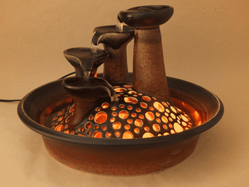 4er-Katzen-Kaskaden-Brunnen mit Licht, rehbraun mit Übergang nach schwarz, matt