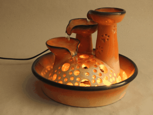 3er-Katzen-Kaskaden-Brunnen mit Licht, creme-orange-schwarz, glänzend