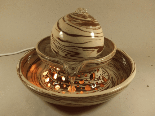 Katzen-Brunnen mit Licht, 2-schalig, Marmormasse braun-creme, glänzend