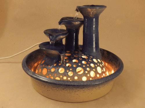 4er-Katzen-Kaskaden-Brunnen mit Licht, creme-kobaltblau, glänzend